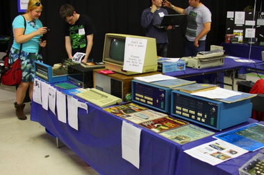 复古风潮席卷美国计算机展，老款苹果产品与新式维修服务同台受捧